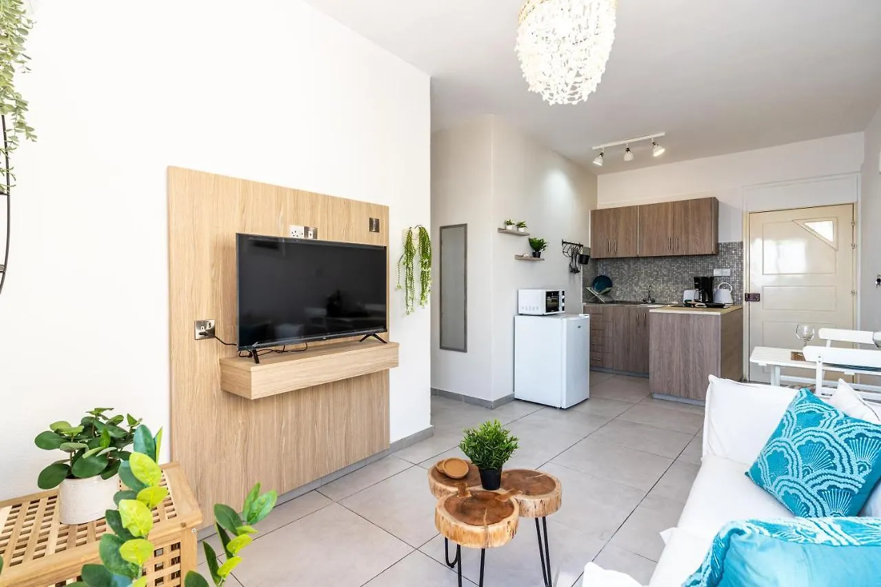 Whispering Palms 1-Br Apt By Finikoudes Beach Larnaca