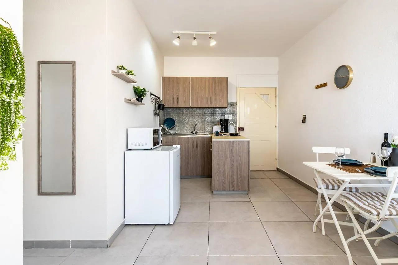 Whispering Palms 1-Br Apt By Finikoudes Beach Larnaca Apartmán