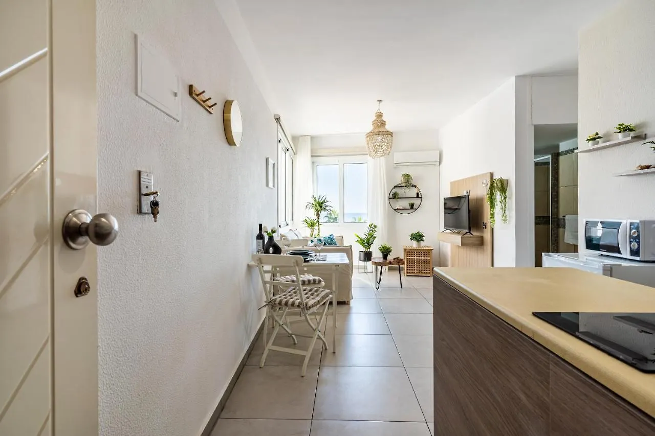 Whispering Palms 1-Br Apt By Finikoudes Beach Larnaca Apartmán