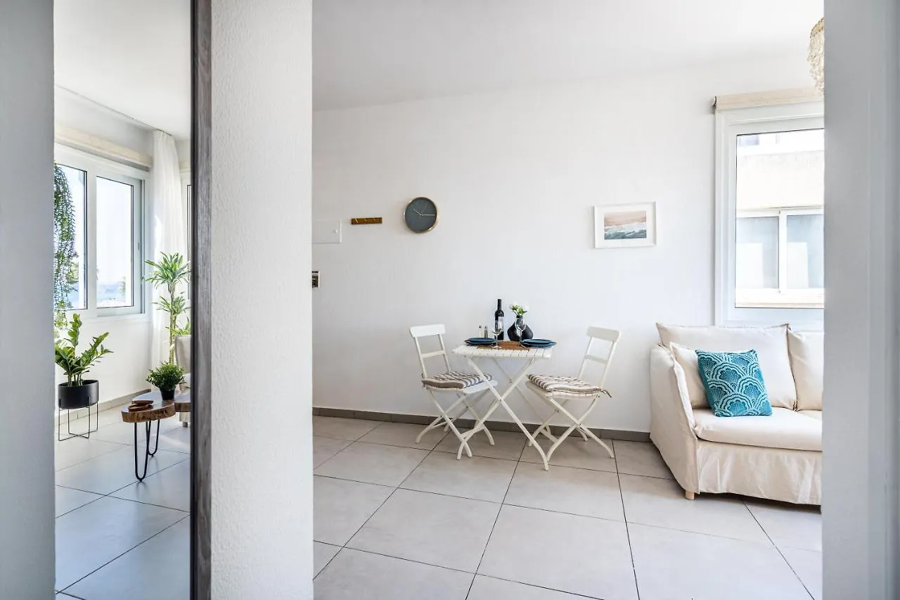 Whispering Palms 1-Br Apt By Finikoudes Beach Larnaca Kypr